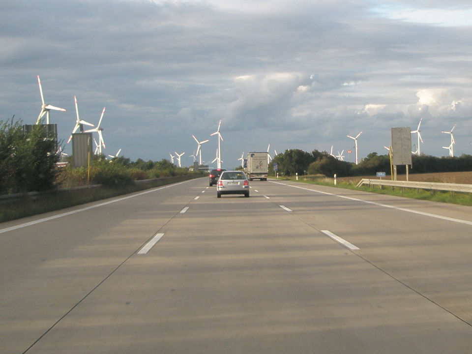 Tuulimyllyjä Saksan autobaanalla